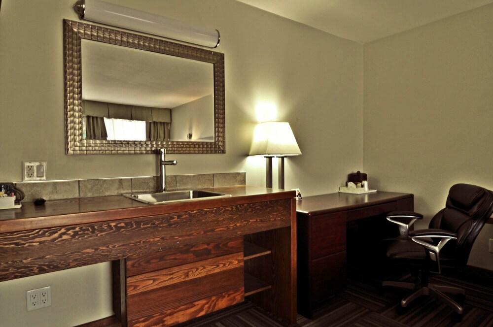 Travelodge By Wyndham Golden Sportsman Lodge Exteriör bild