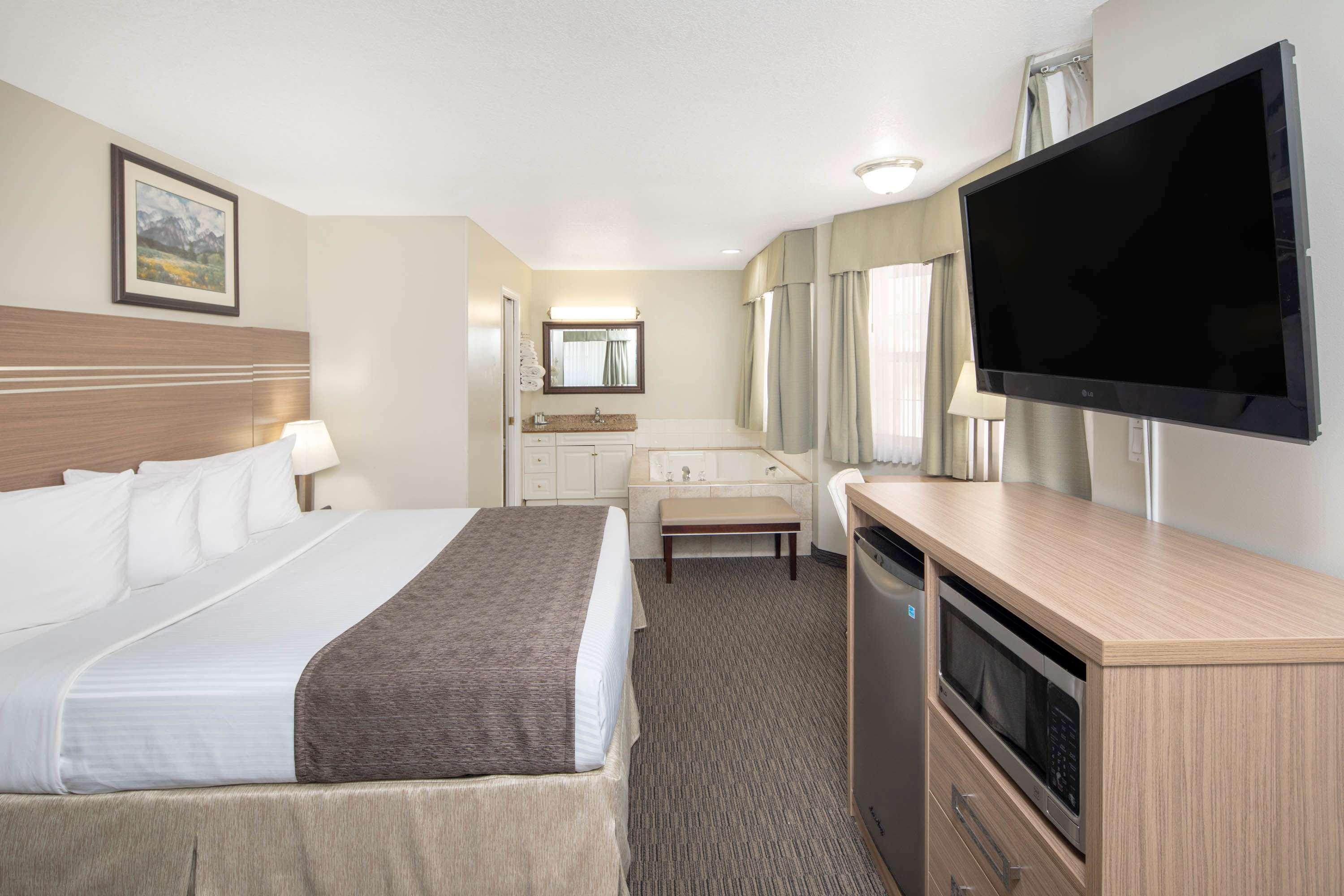 Travelodge By Wyndham Golden Sportsman Lodge Exteriör bild