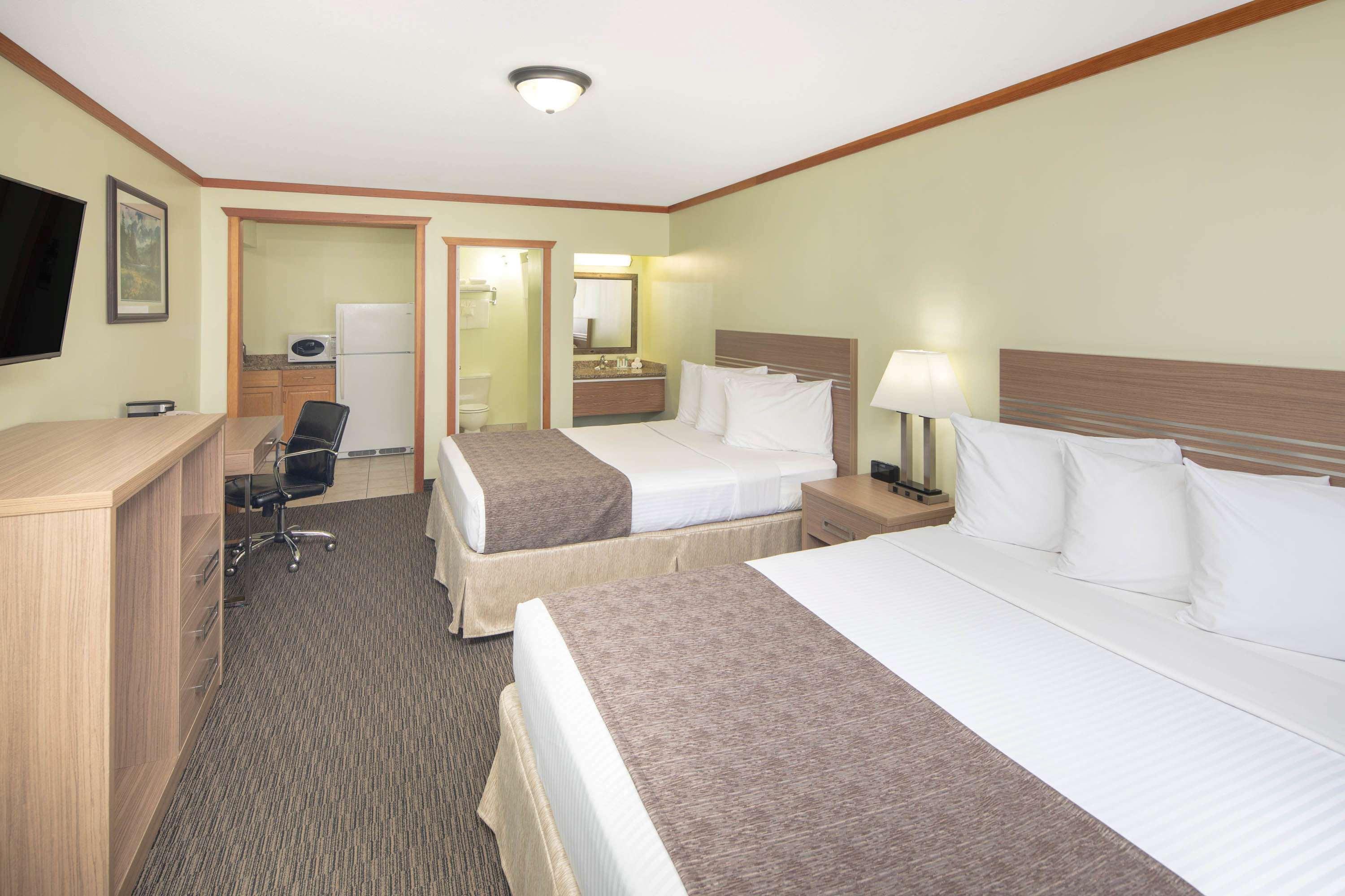 Travelodge By Wyndham Golden Sportsman Lodge Exteriör bild