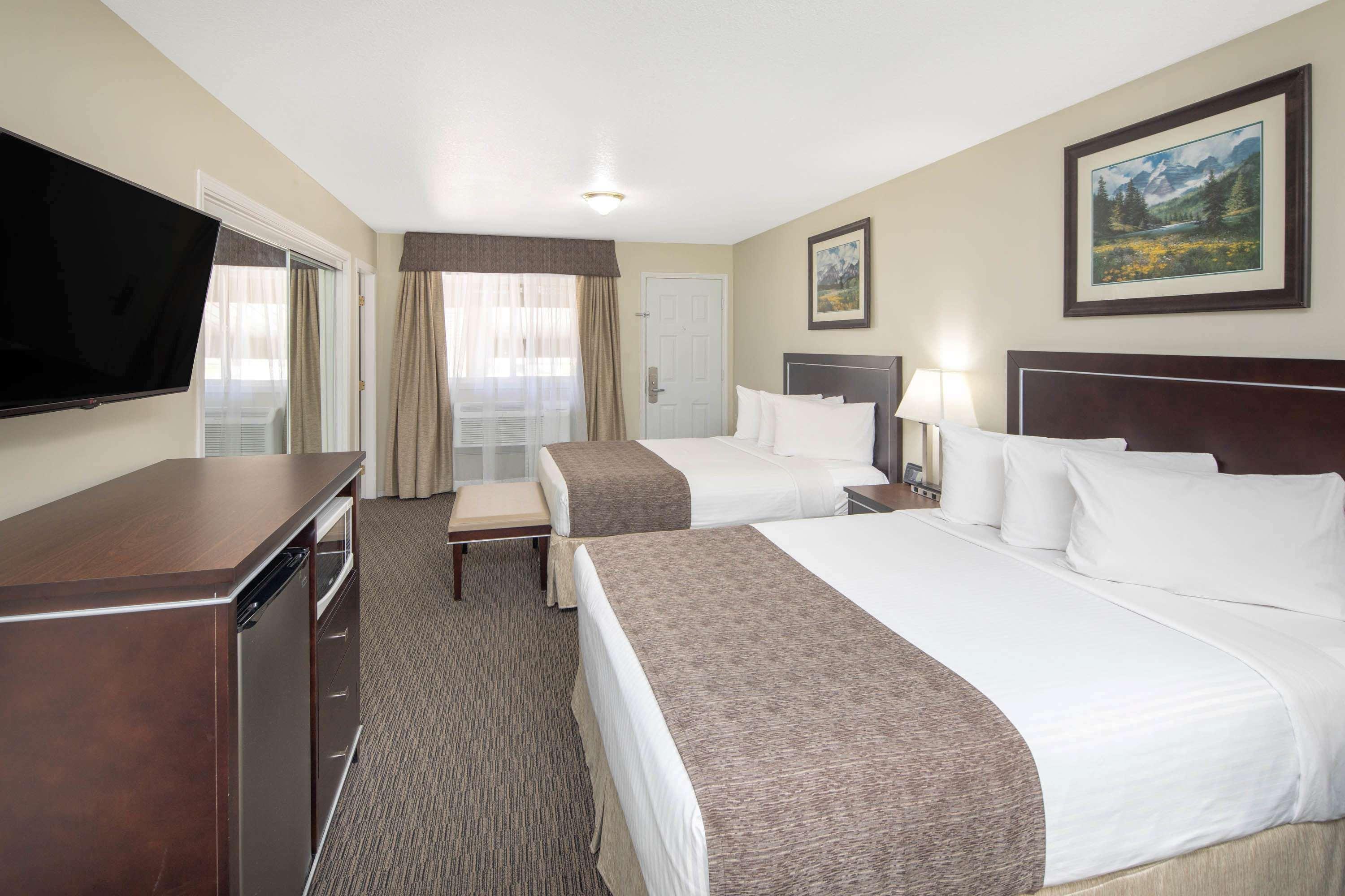 Travelodge By Wyndham Golden Sportsman Lodge Exteriör bild