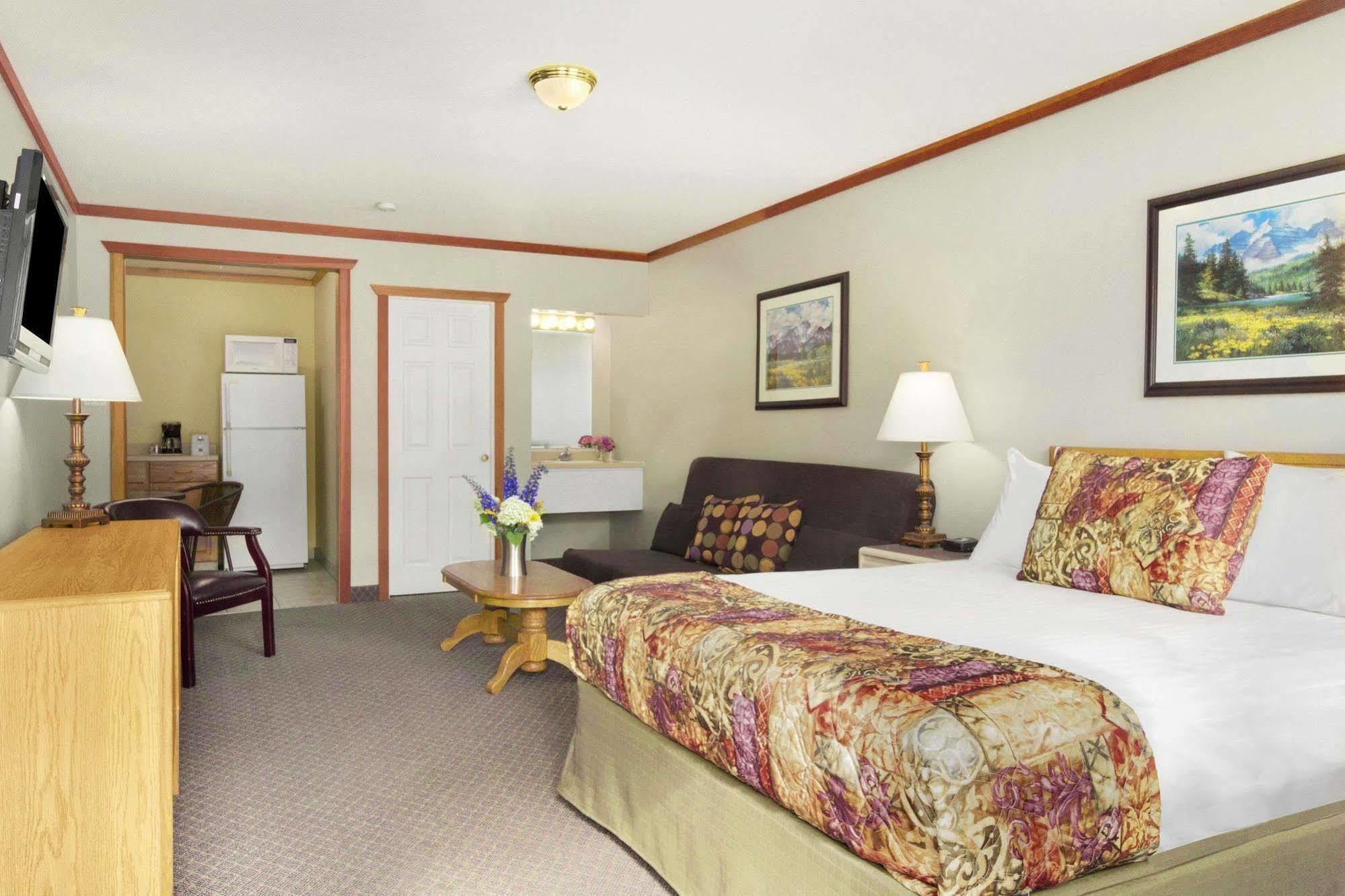Travelodge By Wyndham Golden Sportsman Lodge Exteriör bild
