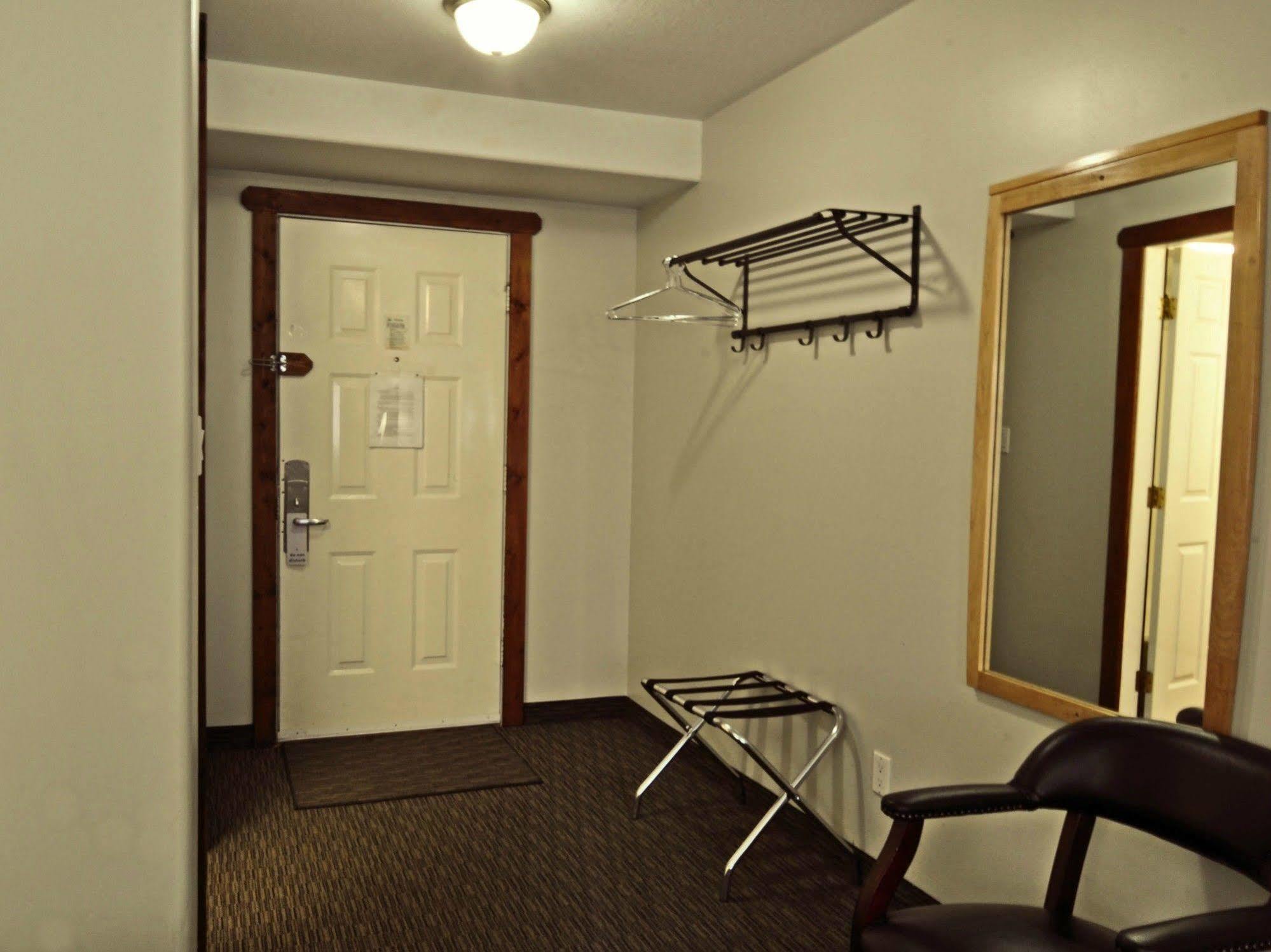Travelodge By Wyndham Golden Sportsman Lodge Exteriör bild