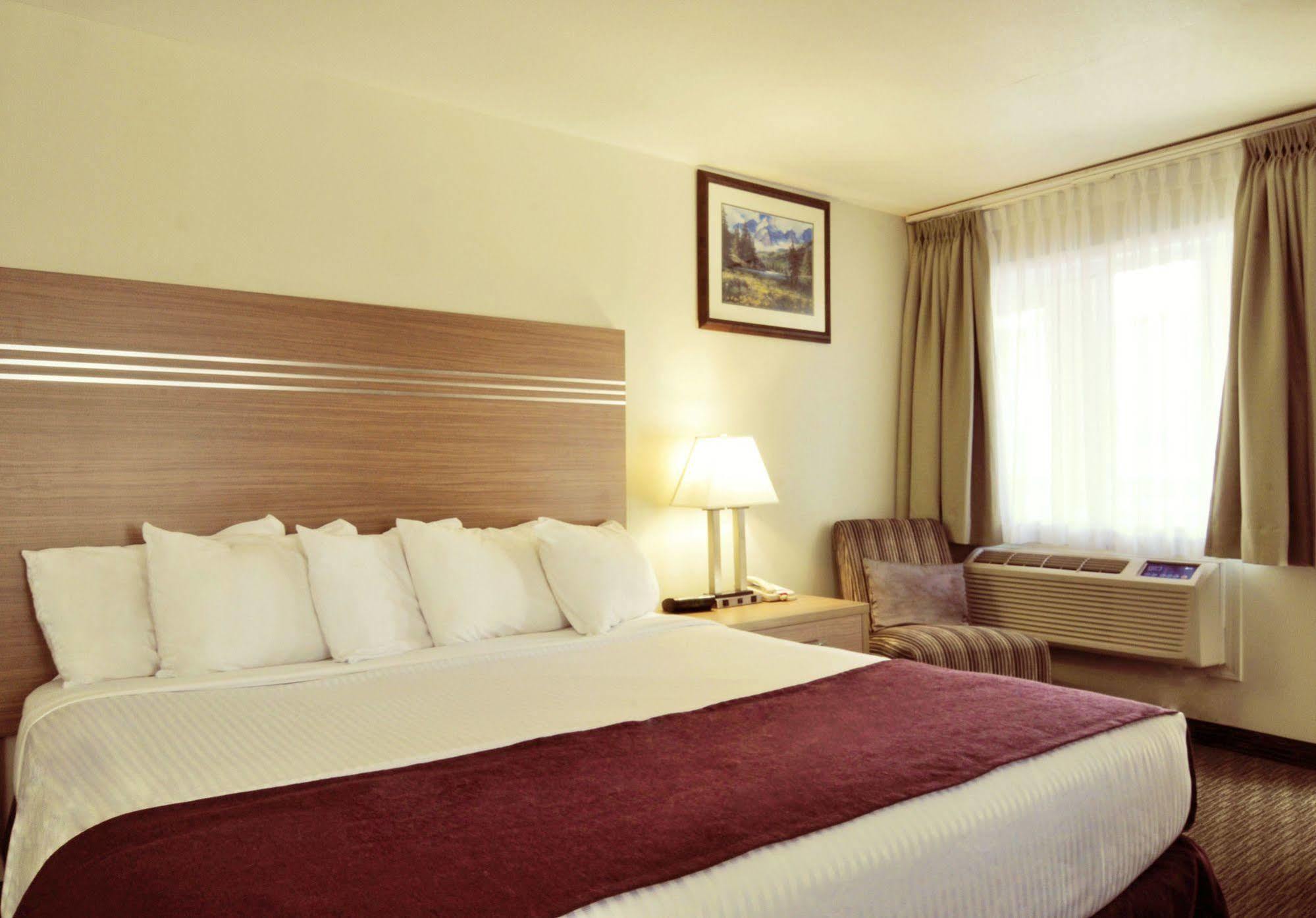 Travelodge By Wyndham Golden Sportsman Lodge Exteriör bild