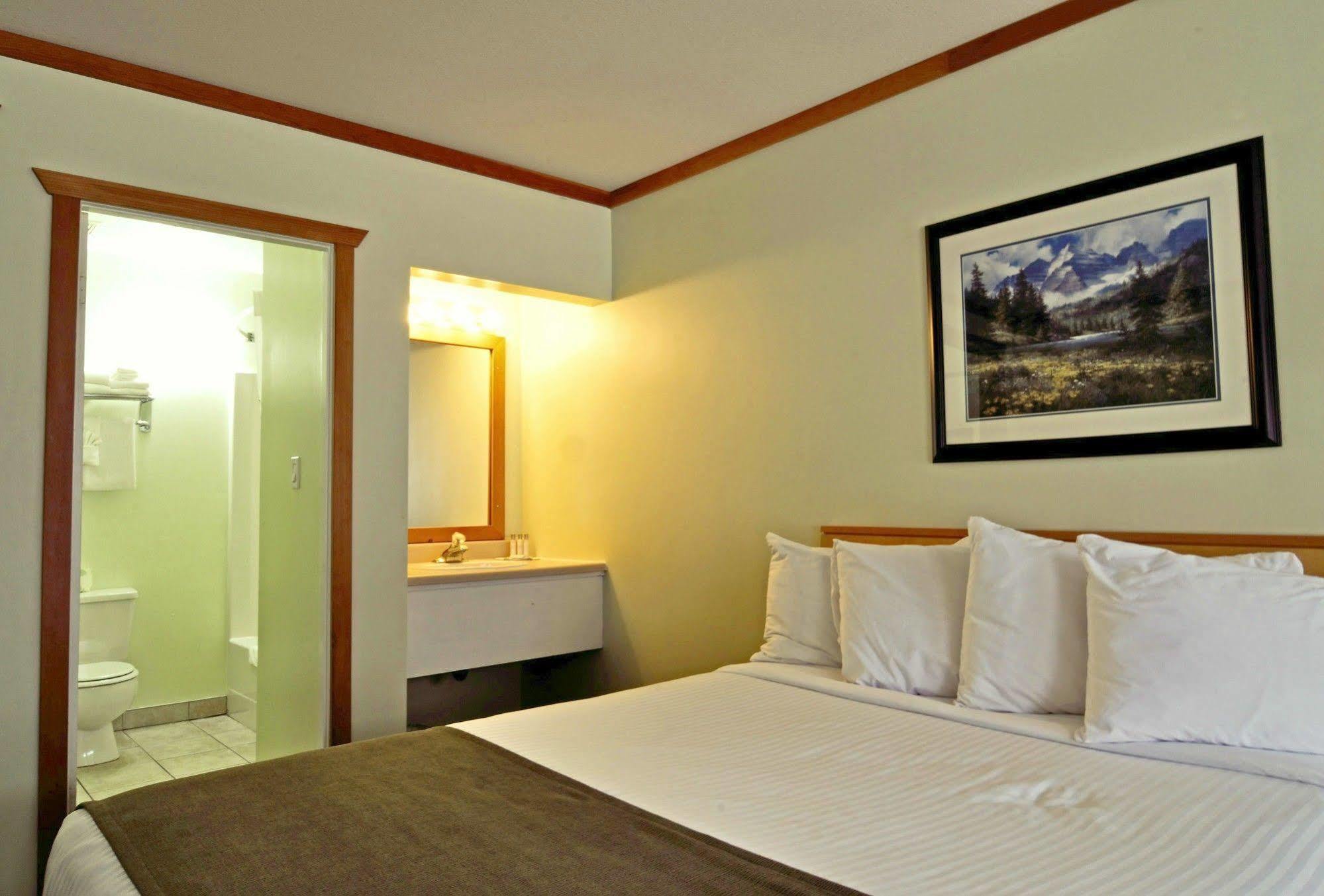 Travelodge By Wyndham Golden Sportsman Lodge Exteriör bild
