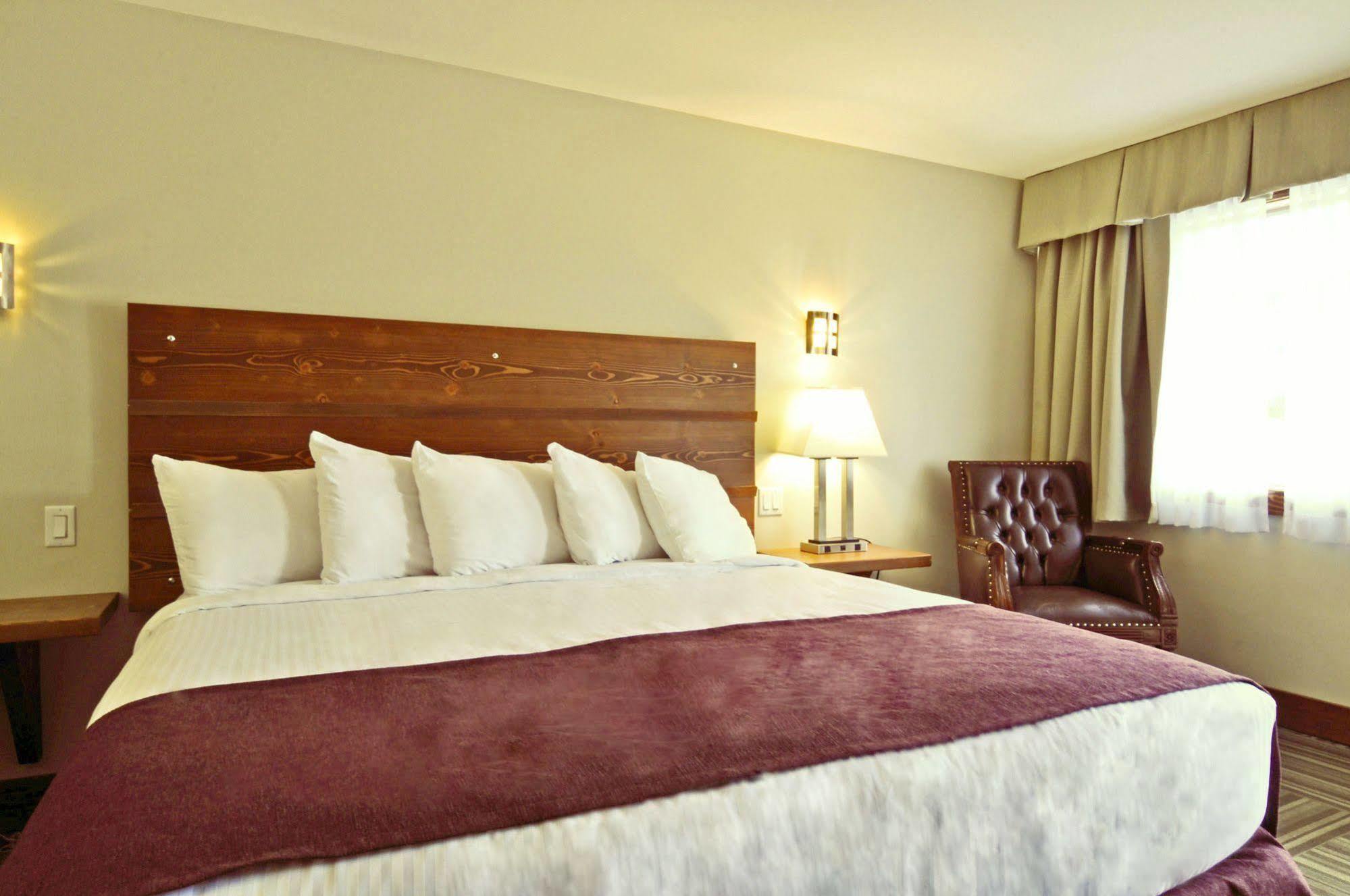 Travelodge By Wyndham Golden Sportsman Lodge Exteriör bild